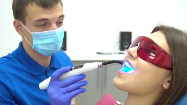 Lekarz Dentysta Pracujący Pacjentem Klinice — Wideo stockowe