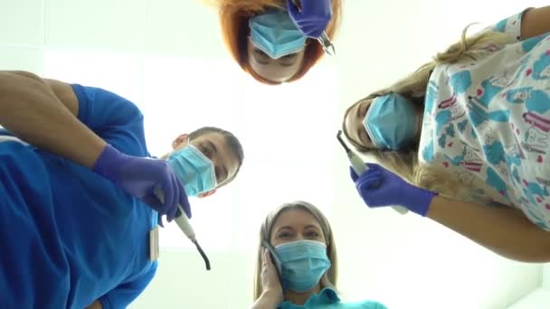 在口腔外科治疗中 牙医作为一个团队进行紧急手术 — 图库视频影像