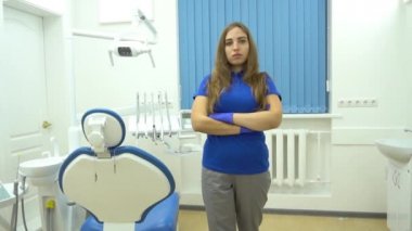 Slow Motion Girl Dişçi Kliniğinde Ekipmanların yanında duruyor.