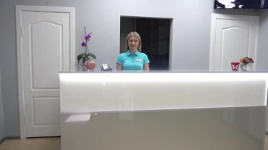 Slow Motion Girl yöneticisi hastaların klinik resepsiyonunda.