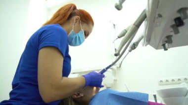 Slow Motion dişçideki genç kız.