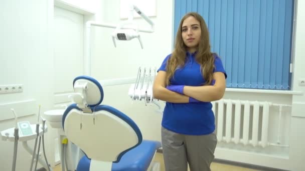 Zahnärztin Posiert Moderner Klinik Für Stomatologie Stomatologisches Instrument Und Stuhl — Stockvideo