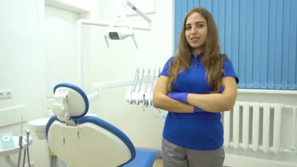 Portrait Femme Dentiste Avec Des Outils Dans Son Cabinet Dentiste — Video