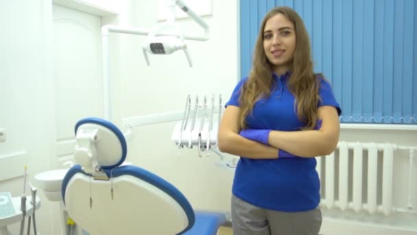 Slow Motion Szczęśliwa Kobieta Dentysta Stoi Biurze — Wideo stockowe