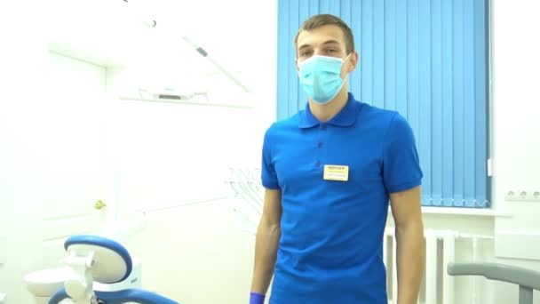 Homme Médecin Dentiste Enlève Masque Chirurgical Santé Hygiène Concept Cor — Video