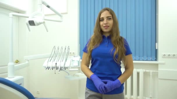 Sebevědomá Usměvavá Zubařka Palec Nahoru Své Zubní Ordinaci Stomatologií — Stock video