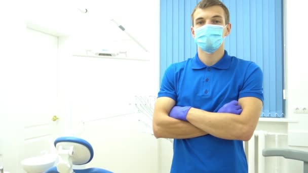 Diş Hekimi Doktor Portre Genç Adam Onun Işyerinde Diş Kliniği — Stok video