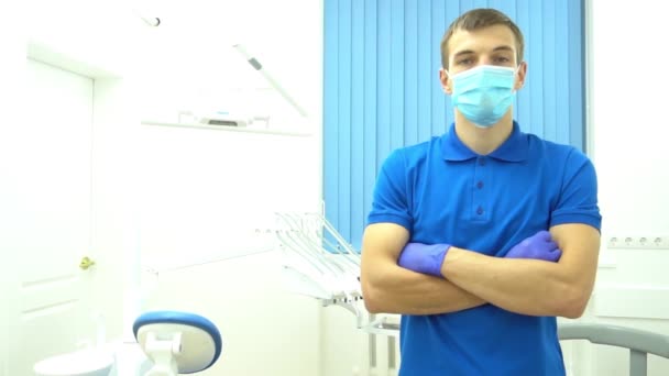 Slow Motion Kendinden Emin Erkek Dişçi Modern Kliniğinde Duruyor — Stok video
