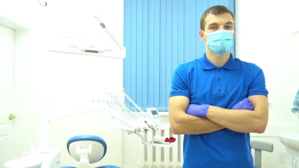 Slow Motion Dentista Feliz Olhando Para Câmera Posando Com Braços — Vídeo de Stock