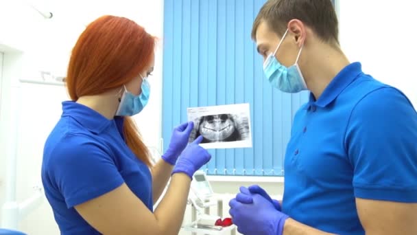 Slow Motion Zahnarzt Und Hygieniker Begutachten Röntgenbild — Stockvideo