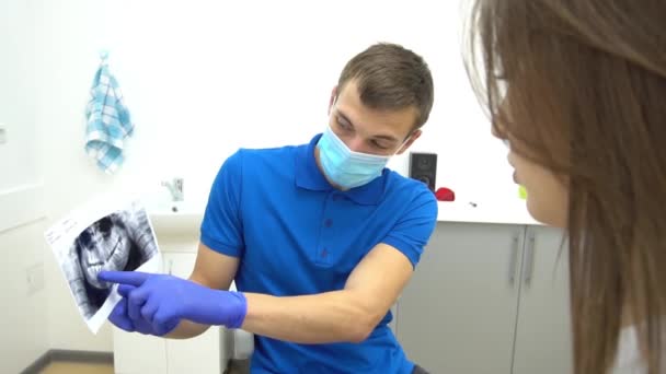 Dentista Paziente Che Sceglie Trattamento Una Consultazione Con Attrezzature Mediche — Video Stock