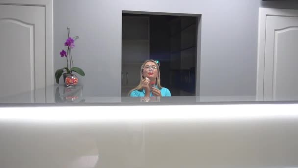 オフィスで楽しい女性 診療所受付の女子管理者 — ストック動画