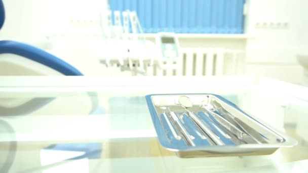 Zahnarztgeräte Auf Den Tisch Gelegt — Stockvideo