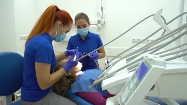 慢动作牙科医生和护士用电动固定和清洁病人的嘴 — 图库视频影像
