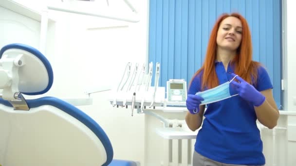 身穿白衣 戴防护面罩的中年女牙医 — 图库视频影像