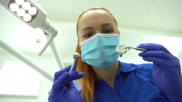 Dolní Pohled Ženy Zubaři Chirurgické Masce Drží Nástroje Dívá Kamery — Stock video