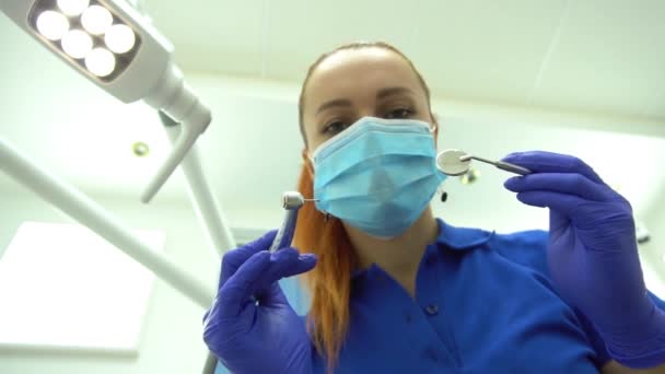 Οδοντίατρος Αργής Κίνησης Καθρέφτη Και Περιοδοντικό Εξερευνητή Στην Κλινική — Αρχείο Βίντεο