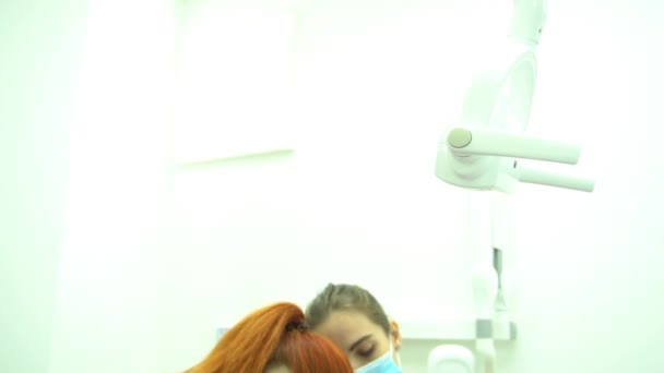 慢动作女牙医在她的病人牙齿上工作 — 图库视频影像