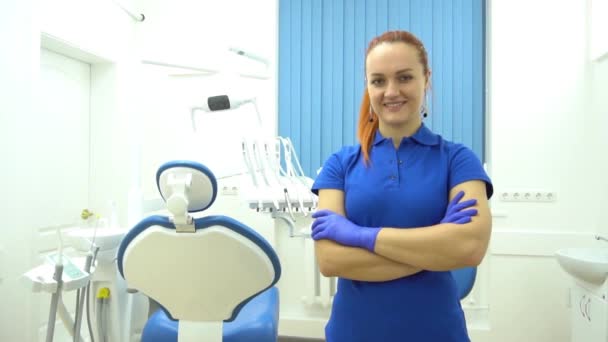 Αργή Κίνηση Ευτυχισμένη Νεαρή Γυναίκα Οδοντίατρος Πάνω Από Ιατρικό Γραφείο — Αρχείο Βίντεο
