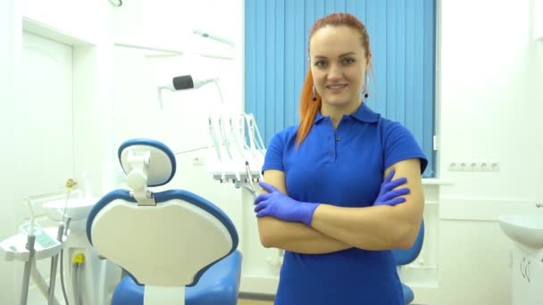 スローモーション幸せな若い女性歯科医上の医療事務所の背景 — ストック動画
