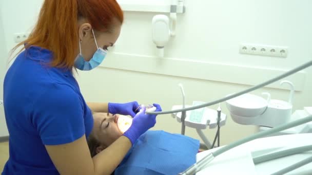 Стоматолог Оглядає Пацієнта Допомогою Брекетів Клініці Деніл Крупним Планом — стокове відео