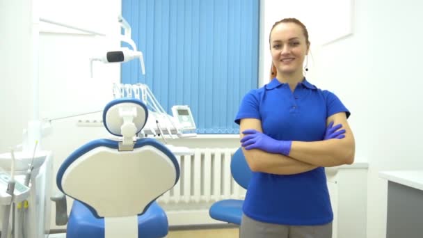 Lento Moto Donna Dentista Piedi Nel Suo Ufficio Sorridente — Video Stock