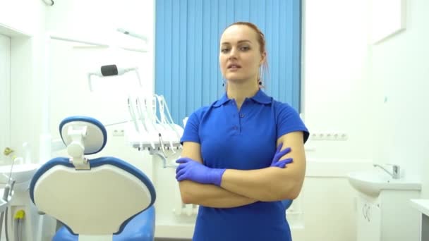 Портрет Молодої Жінки Стоматолога Уніформі Схрещеними Руками Стоматологічному Кабінеті — стокове відео