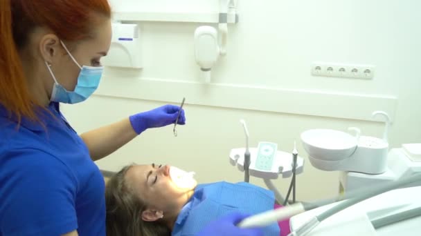 Zubní Lék Molární Léčby Mladá Žena Pacient Navštívit Ordinaci — Stock video
