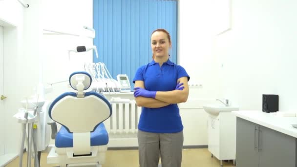 Retrato Cámara Lenta Del Dentista Femenino Clínica Moderna — Vídeos de Stock