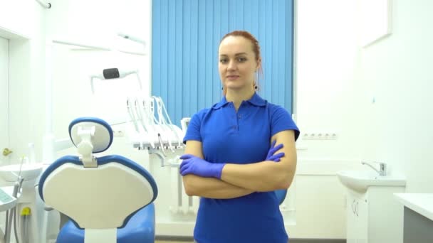 女牙医的慢动作她站在牙医办公室里 — 图库视频影像