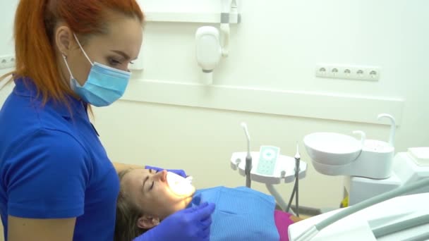 Ağır Çekim Genç Kadın Dişçi Muayenehanesinde Dişlerini Muayene Ettiriyor — Stok video