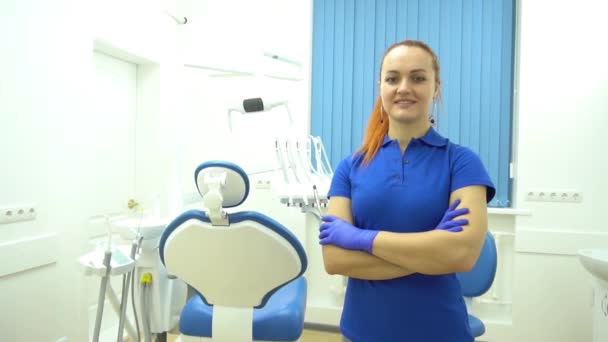 Porträt Einer Zahnärztin Mit Mundschutz Ihrem Arbeitsplatz — Stockvideo