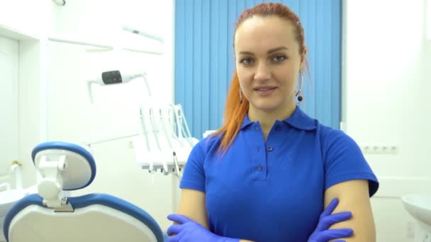 在办公室工作的年轻漂亮的牙医 — 图库视频影像