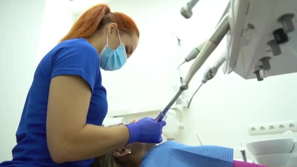 Mujer Joven Europea Sentada Silla Médica Mientras Dentista Fija Sus — Vídeos de Stock