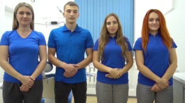 Diş muayenehanesindeki bir doktor-dişçinin Yavaş Hareketli Portresi. Arka planda