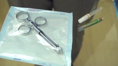 Yavaş Hareket Dişçi araçları. Dişçi iş yeri ekipmanları ayarlandı. Sağlık ve İlaç.