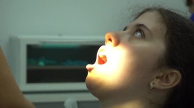 Yetişkin bir kadın dişçiye gidiyor.