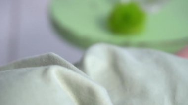 Kafkasyalı yeni doğmuş bir kızın ya da erkeğin küçük şirin elleri. 