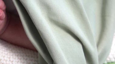 Yavaş hareket, şirin bebek ayakları, küçük parmaklarda yakın plan.