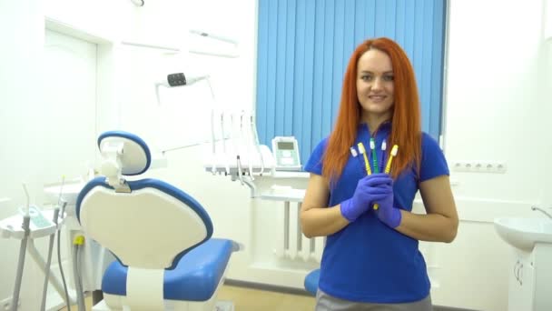 Slow Motion Lekarz Dentysta Gospodarstwa Pokazano Szczoteczkę Zębów — Wideo stockowe