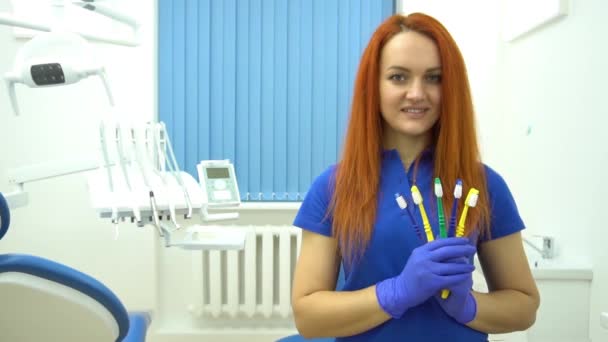 Yavaş Çekim Güzel Dişçi Kadın Doktor Diş Fırçasını Tutuyor Gösteriyor — Stok video