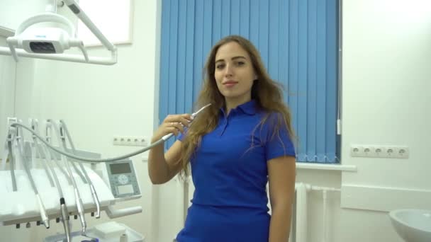 Kliniğin Arka Planında Hava Şırıngası Tutan Dişçi — Stok video