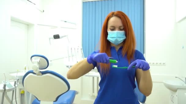 Blisko Kobieta Ręce Trzyma Szczoteczkę Zębów Umieszczenie Pasty Zębów — Wideo stockowe