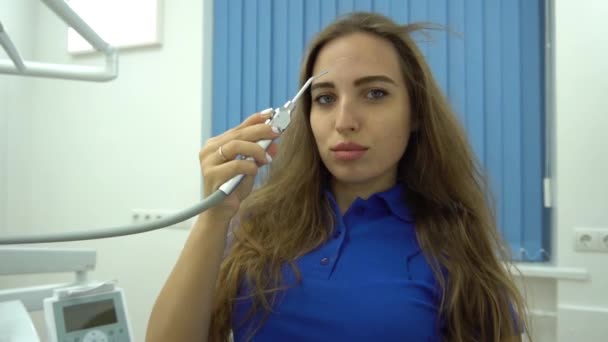 Dentysta Bawi Się Sprężonym Powietrzem Dyszy Wyrzutnikiem Śliny Profesjonalne Narzędzia — Wideo stockowe