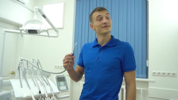 Dişçi Sıkıştırılmış Hava Tükürük Püskürtücüyle Oynar Profesyonel Dişçi — Stok video