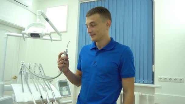 Dentysta Bawi Się Sprężonym Powietrzem Dyszy Wyrzutnikiem Śliny Profesjonalny Dentysta — Wideo stockowe