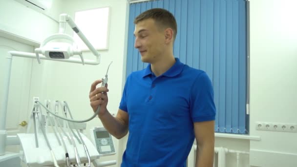 Slow Motion Dentysta Bawić Się Sprężonego Powietrza Dyszy Wyrzutnika Śliny — Wideo stockowe