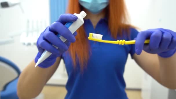 妇女在牙刷上涂牙膏 牵着手 女孩用塑料管挤牙膏 个人口腔卫生和护理 防止龋病 晨间例程 — 图库视频影像