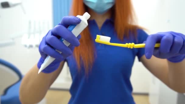 Atención Salud Dental Primeros Planos Las Manos Mujer Está Sosteniendo — Vídeo de stock