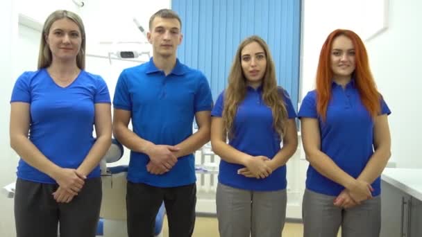 Neşeli Bir Grup Dişçi Onların Asistanları Dişçi Ofisinde Duruyorlar — Stok video